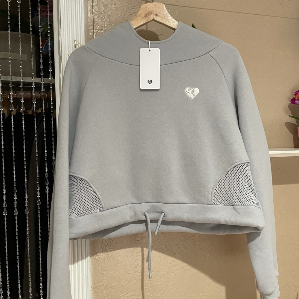 Women’s Best cropped hoodie.